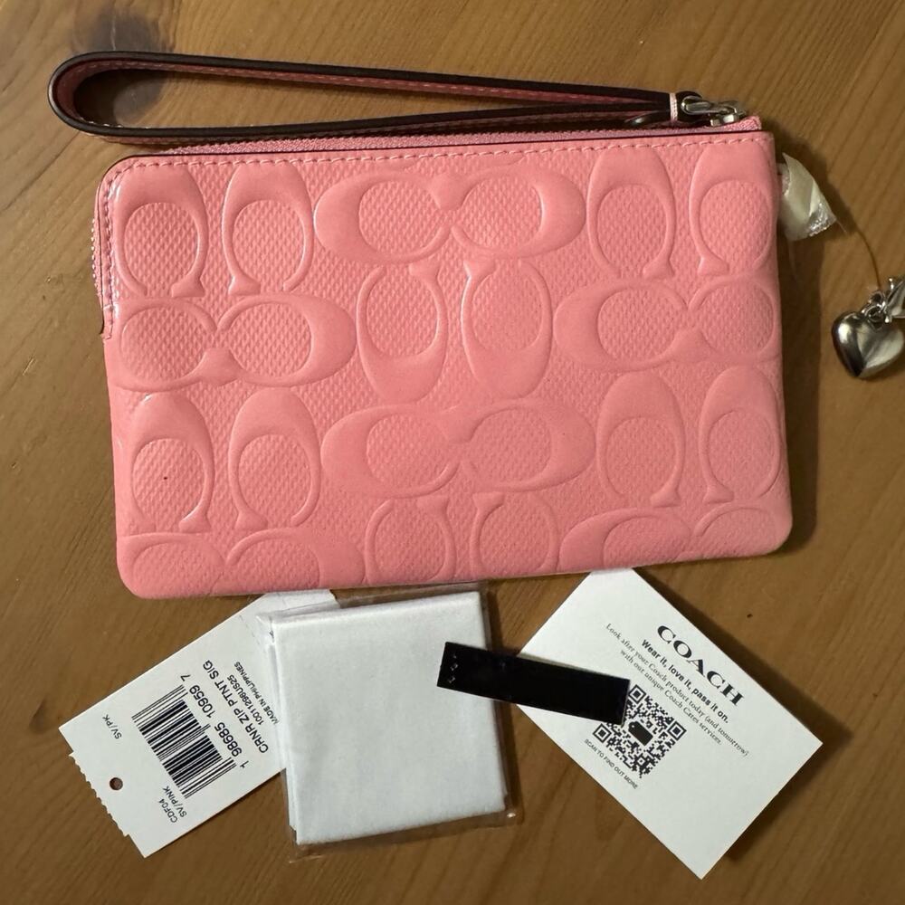 NWT ❤️ Coach Corner Zip Wristlet In Signature Leather With Heart Charm - Picture 10 of 10